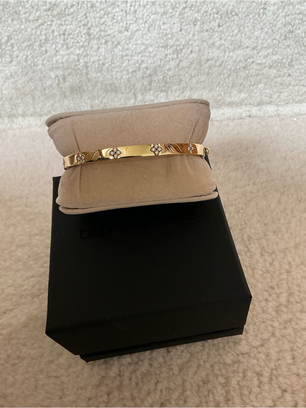 STUNNING ROBERTO COIN 18K GOLD LOVE IN VERONA DIAMOND FLORAL BANGLE BRACELET - Picture 2 of 16